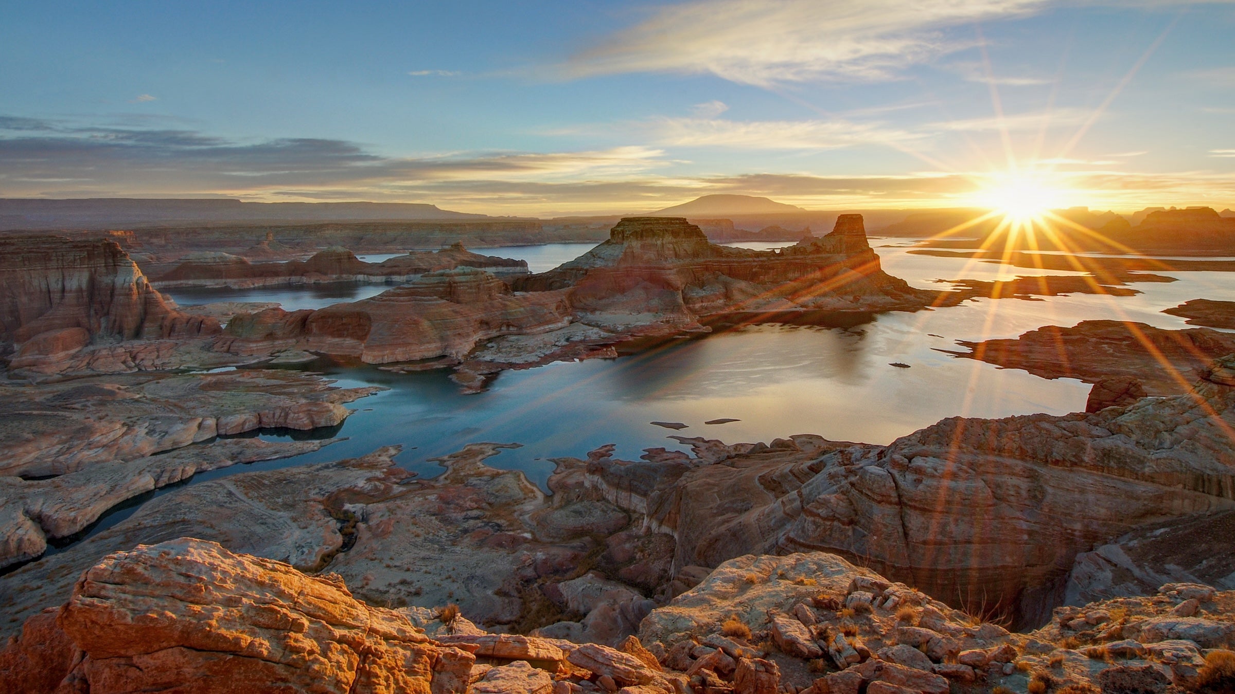 Sunrise at Alstrom Point over Lake Powell in Utah