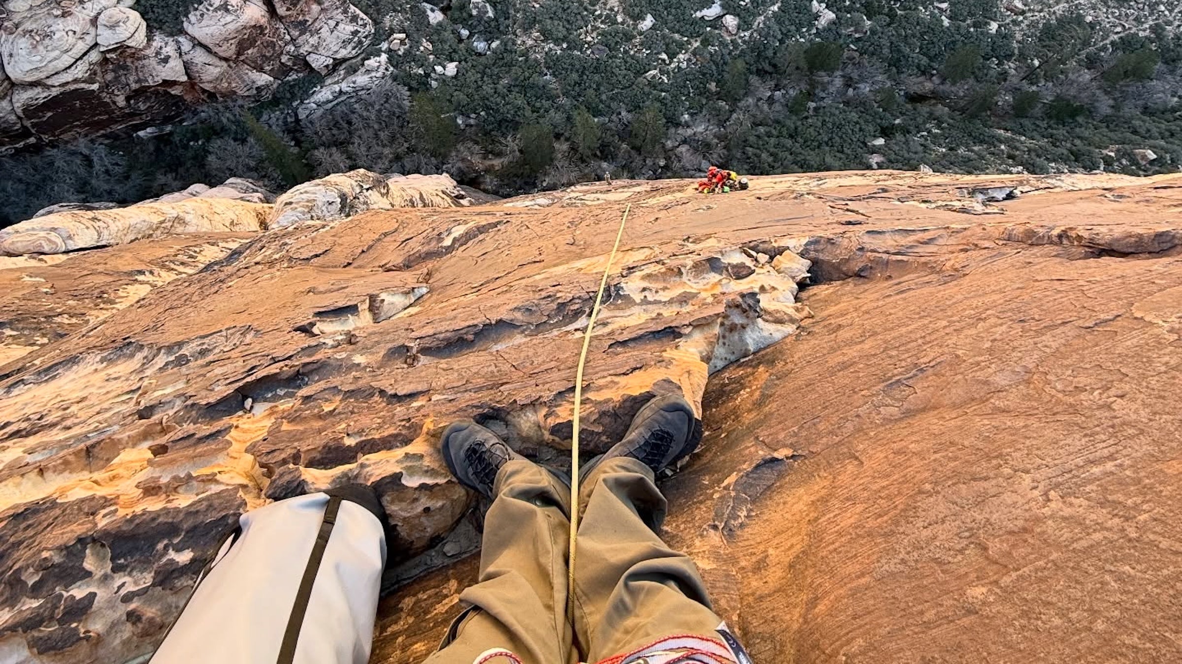 Альпініст приземлився на висоті 600 футів над землею.