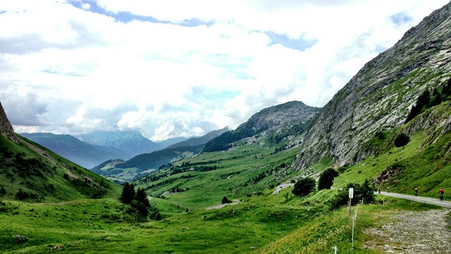 Descending the Col de la Colombière toward the finish of Stage 19 at Le Grand Bornand.