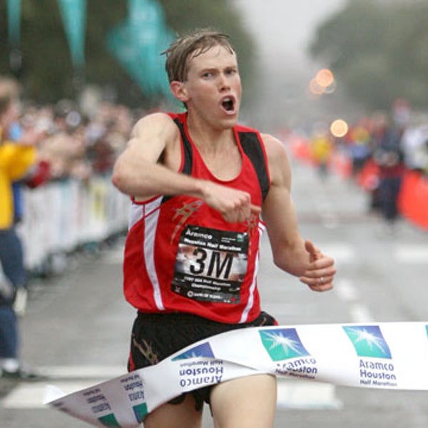 Ryan Hall breaks the U.S. half-marathon record in Houston, Texas, January 14, 2007