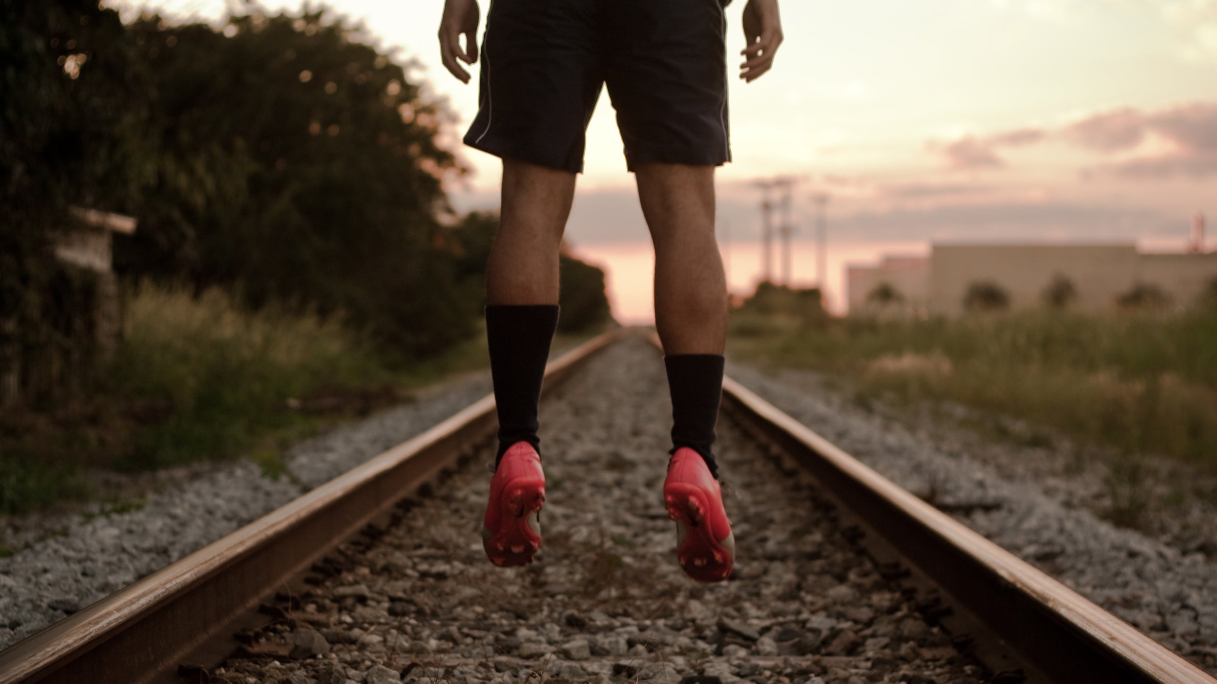 The idea of "sleep low": Train hard at night after a low-carb dinner, then go to sleep and train lightly in the morning on an empty stomach.